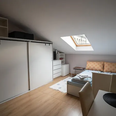 Cosy, Workplace With A Sunny Rooftop View *