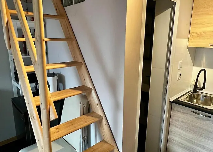 Апартаменты Cosy, Workplace With A Sunny Rooftop View *