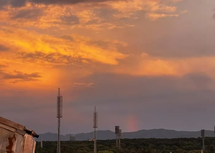 Cosy, Workplace With A Sunny Rooftop View Апартаменты *