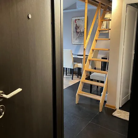 Апартаменты Cosy, Workplace With A Sunny Rooftop View