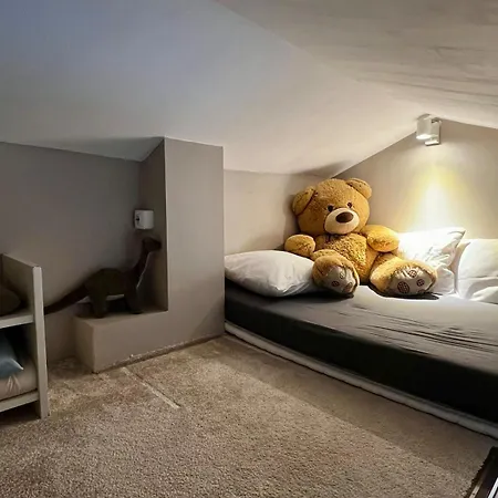 Апартаменты Cosy, Workplace With A Sunny Rooftop View *